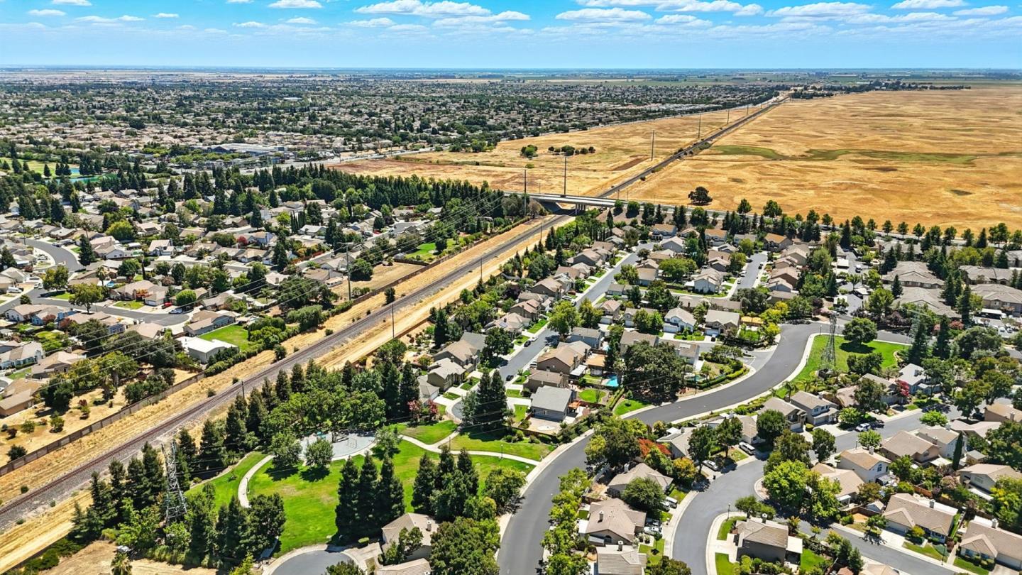Detail Gallery Image 39 of 47 For 9512 Diamond Point Ln, Elk Grove,  CA 95758 - 4 Beds | 2/1 Baths