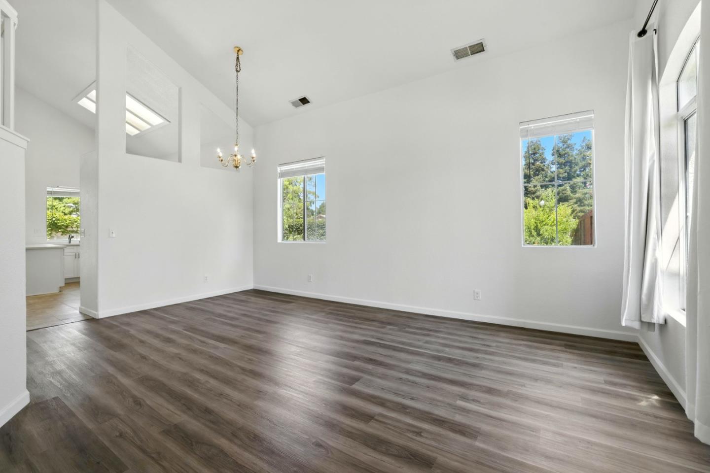 Detail Gallery Image 5 of 47 For 9512 Diamond Point Ln, Elk Grove,  CA 95758 - 4 Beds | 2/1 Baths