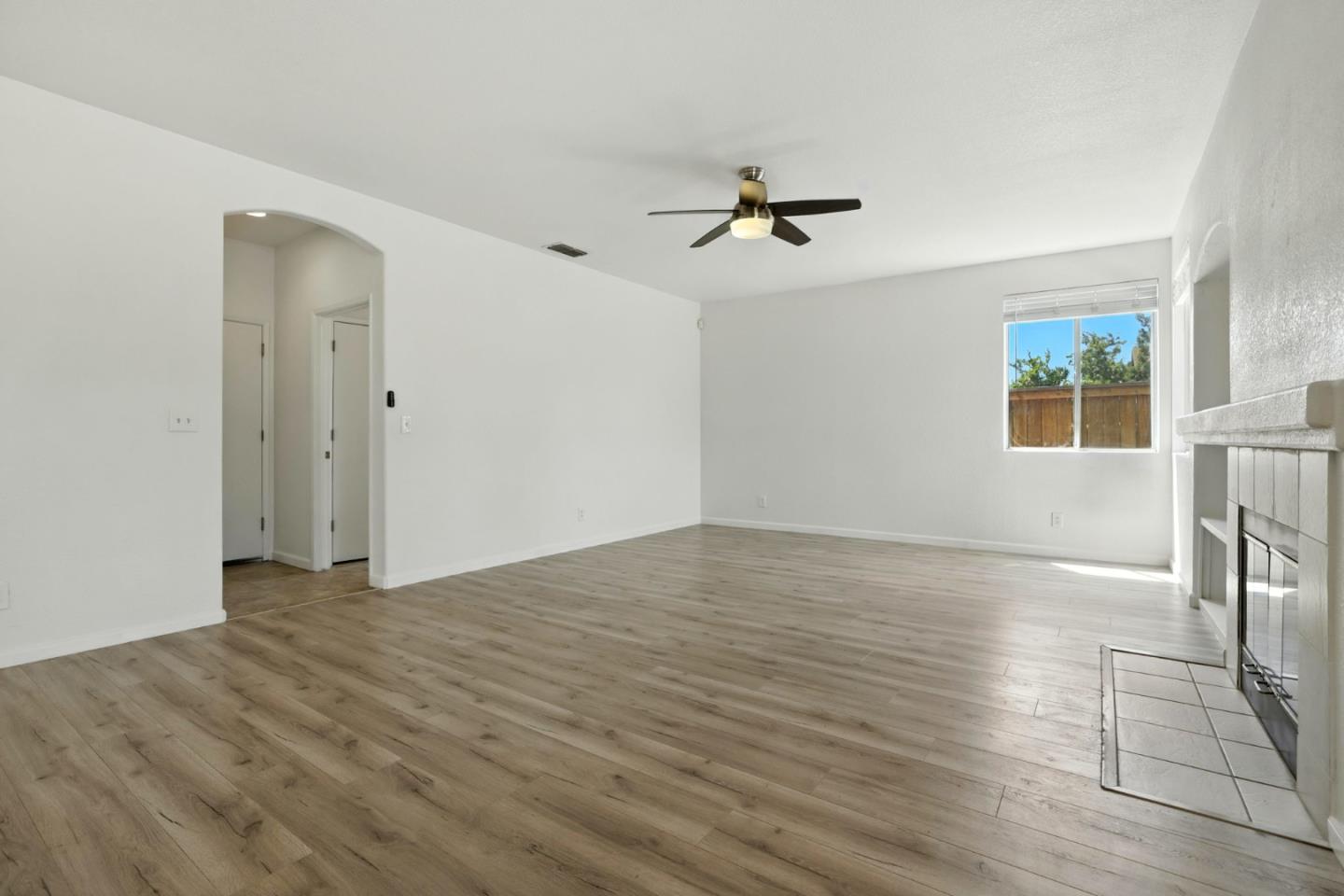 Detail Gallery Image 9 of 47 For 9512 Diamond Point Ln, Elk Grove,  CA 95758 - 4 Beds | 2/1 Baths