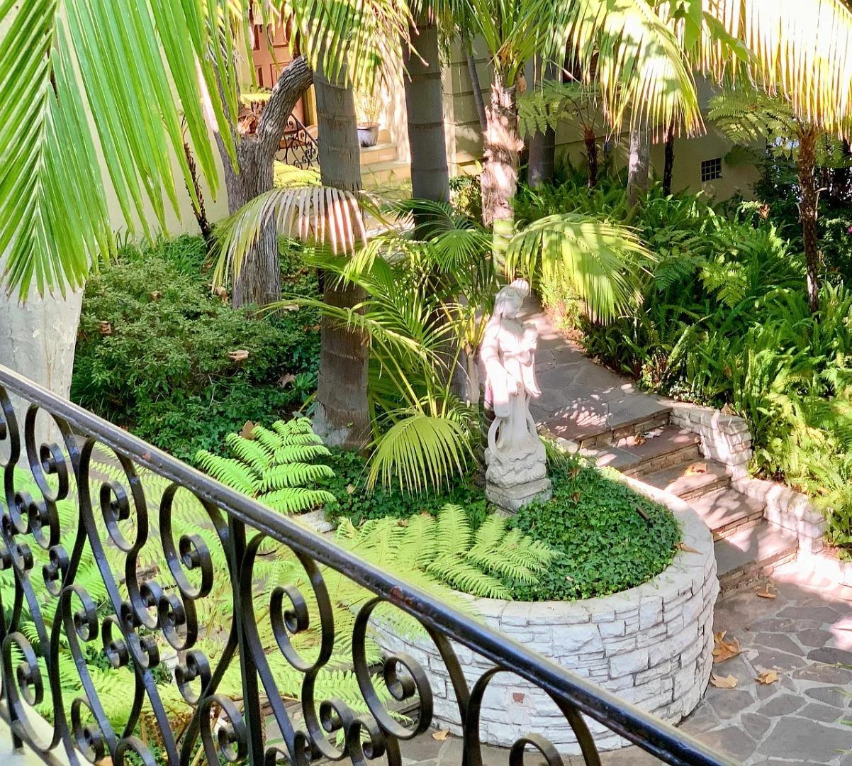 Detail Gallery Image 2 of 24 For 8417 Fountain, West Hollywood,  CA 90069 - 2 Beds | 2 Baths