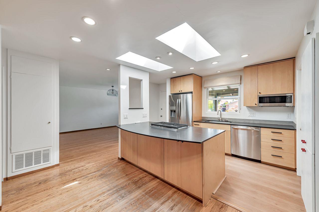 Detail Gallery Image 10 of 47 For 939 Poplar Ave, Sunnyvale,  CA 94086 - 3 Beds | 2 Baths