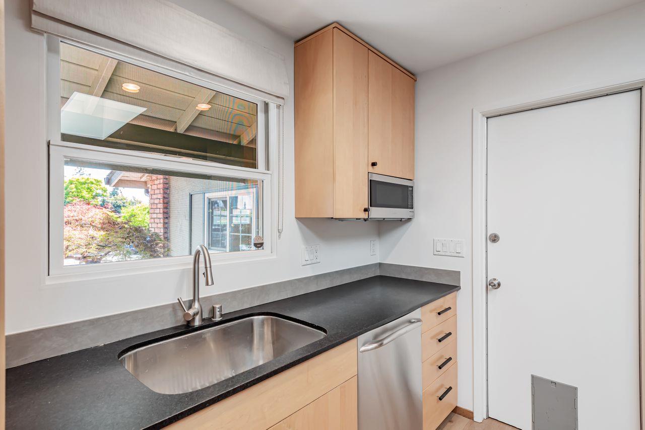 Detail Gallery Image 16 of 47 For 939 Poplar Ave, Sunnyvale,  CA 94086 - 3 Beds | 2 Baths