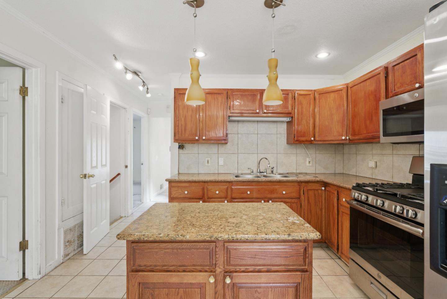 Detail Gallery Image 8 of 25 For 139 Frankfort St, Daly City,  CA 94014 - 4 Beds | 2 Baths