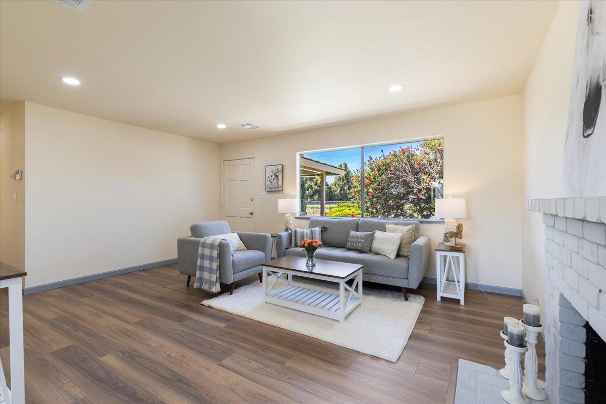 Detail Gallery Image 4 of 15 For 11370 Center Ave, Gilroy,  CA 95020 - 3 Beds | 2 Baths