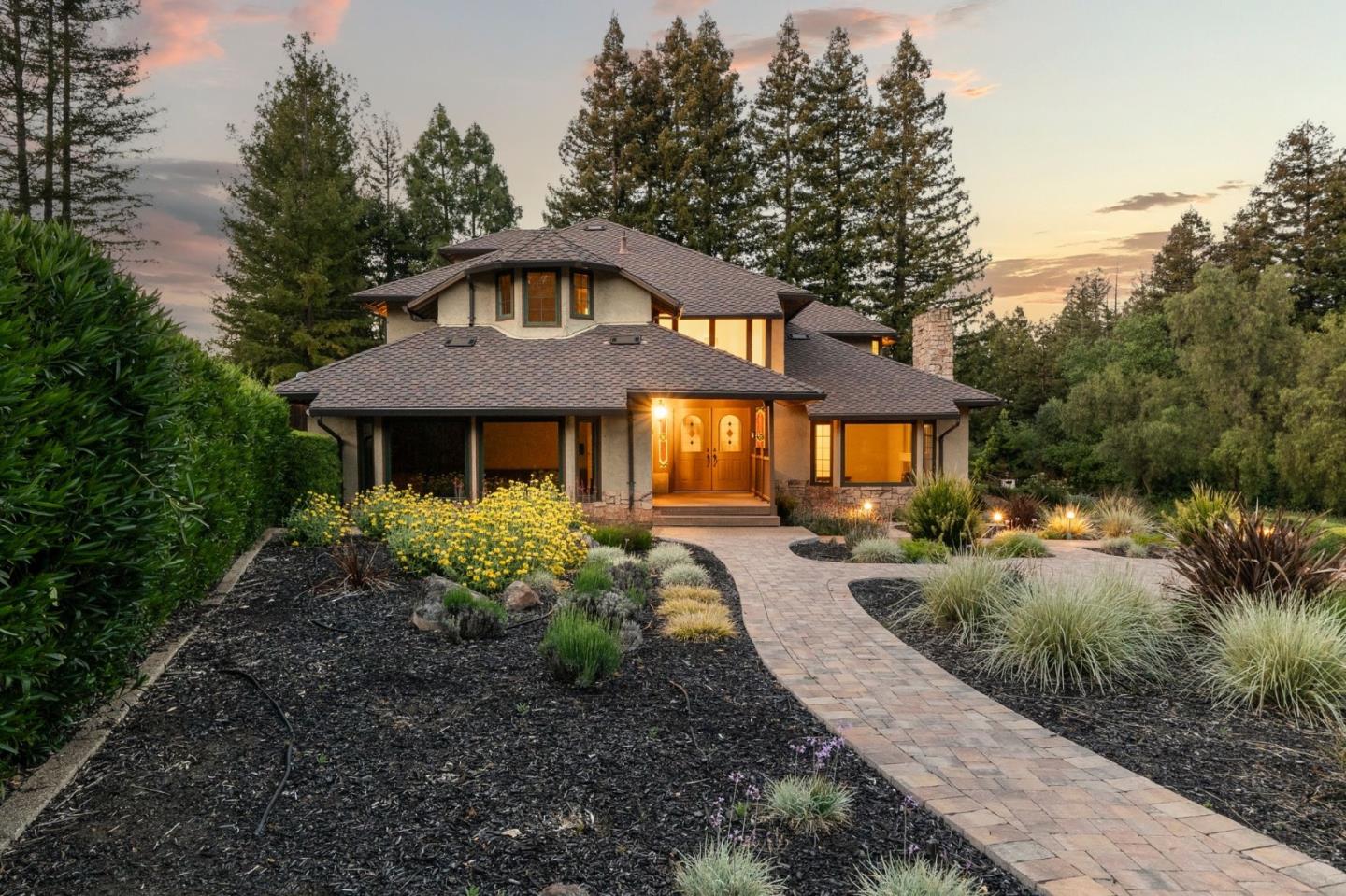 Detail Gallery Image 2 of 35 For 11633 Dawson Dr, Los Altos Hills,  CA 94024 - 5 Beds | 3 Baths