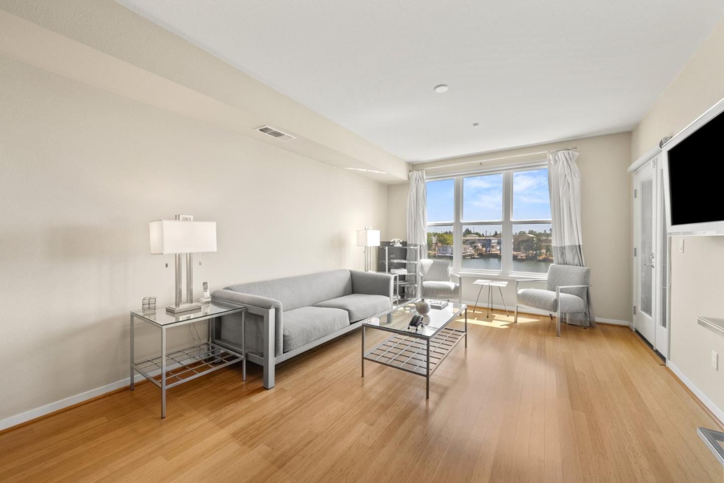 Detail Gallery Image 13 of 47 For 2853 Regatta Dr, Oakland,  CA 94601 - 3 Beds | 2/1 Baths