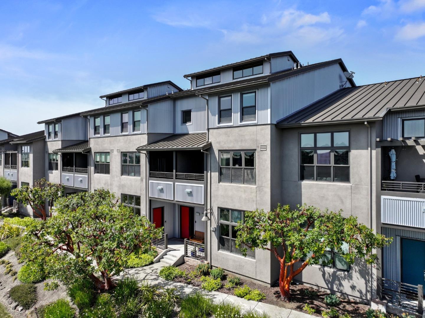 Detail Gallery Image 3 of 47 For 2853 Regatta Dr, Oakland,  CA 94601 - 3 Beds | 2/1 Baths