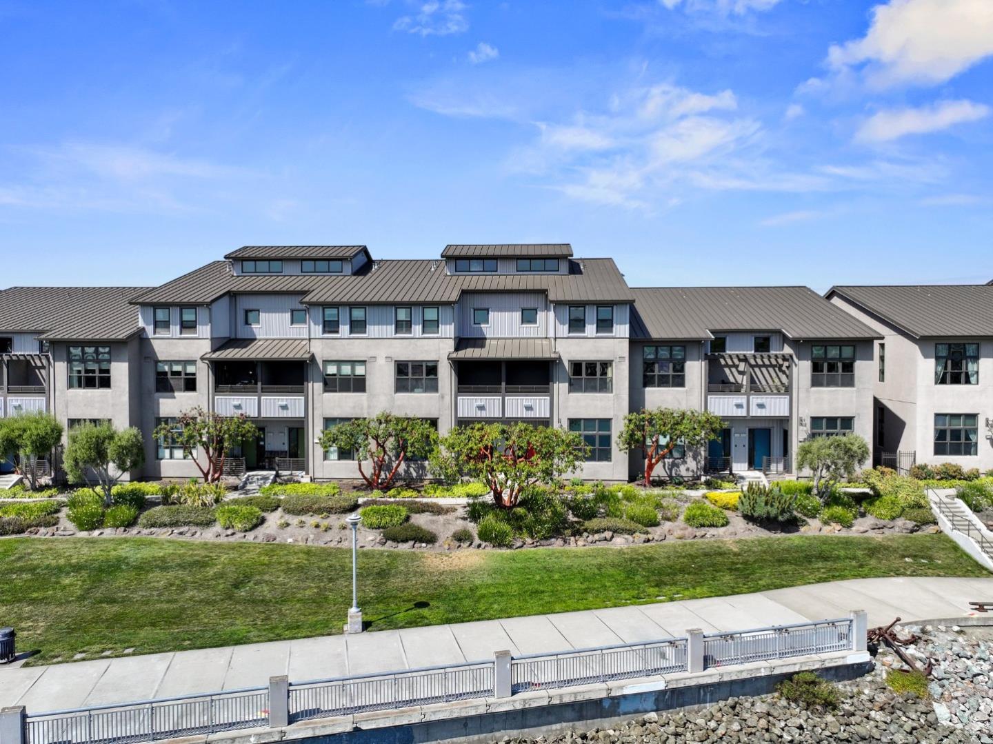 Detail Gallery Image 4 of 47 For 2853 Regatta Dr, Oakland,  CA 94601 - 3 Beds | 2/1 Baths