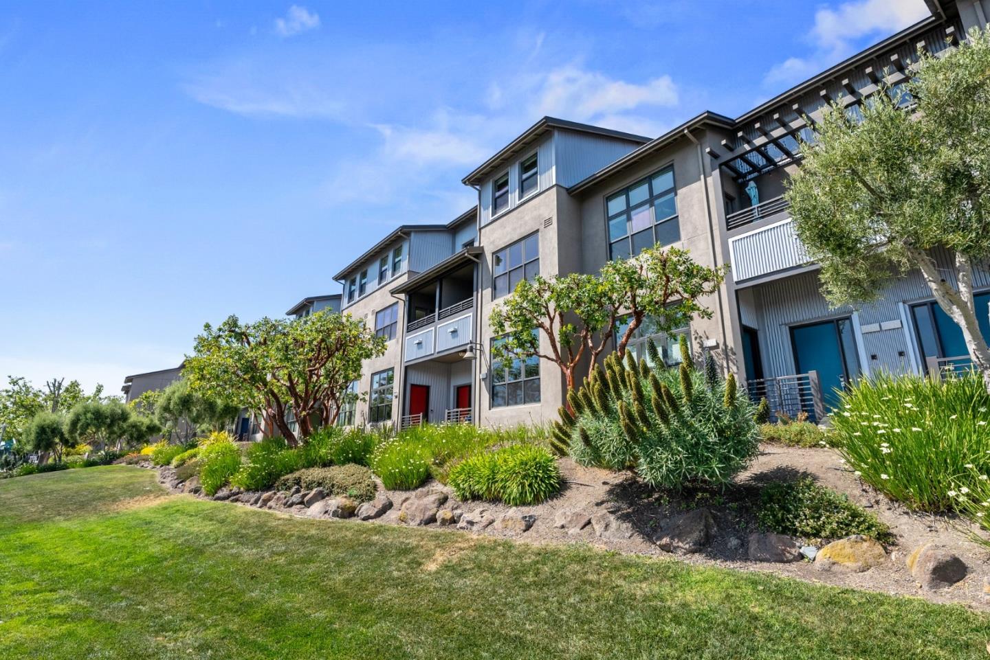 Detail Gallery Image 5 of 47 For 2853 Regatta Dr, Oakland,  CA 94601 - 3 Beds | 2/1 Baths