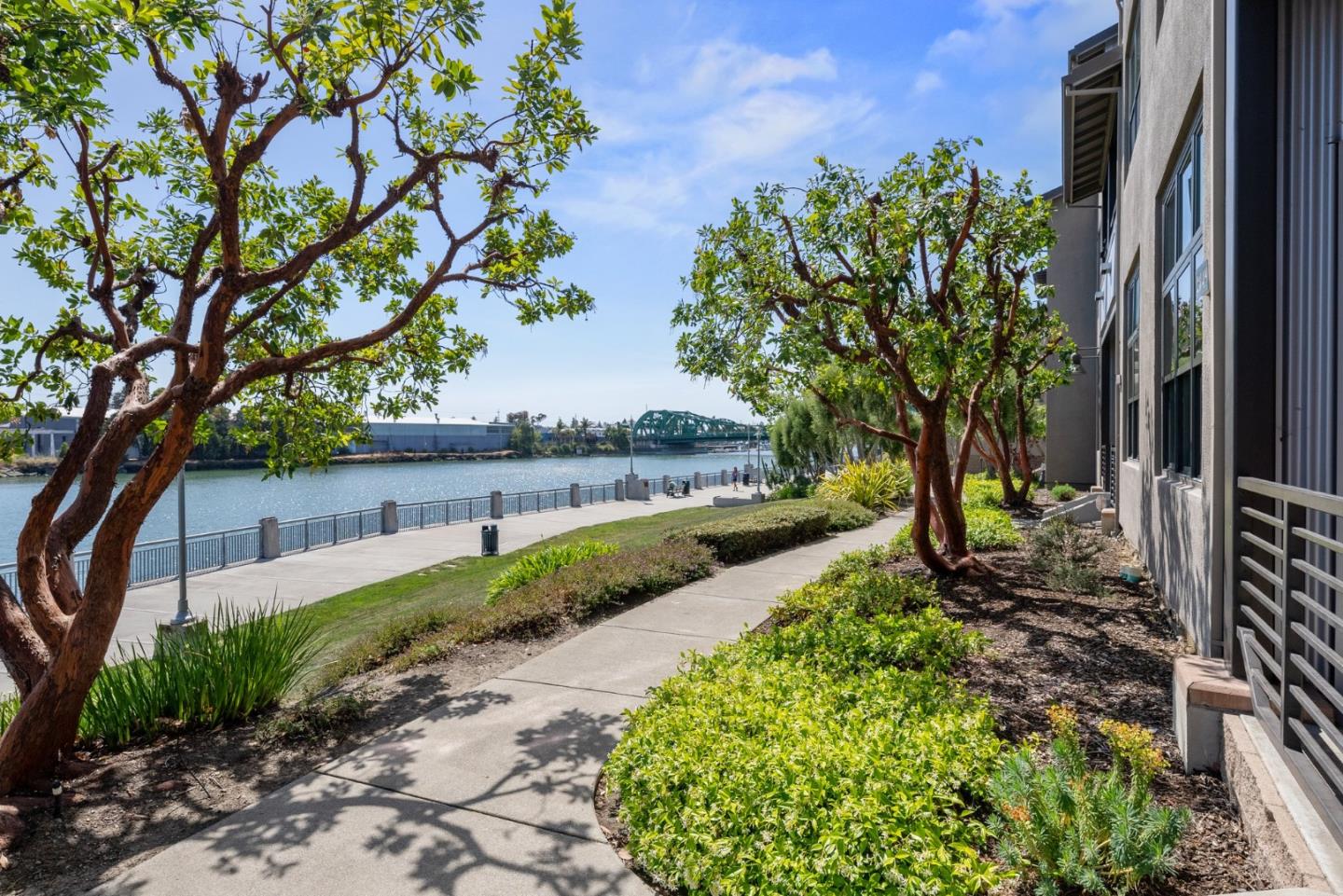 Detail Gallery Image 7 of 47 For 2853 Regatta Dr, Oakland,  CA 94601 - 3 Beds | 2/1 Baths