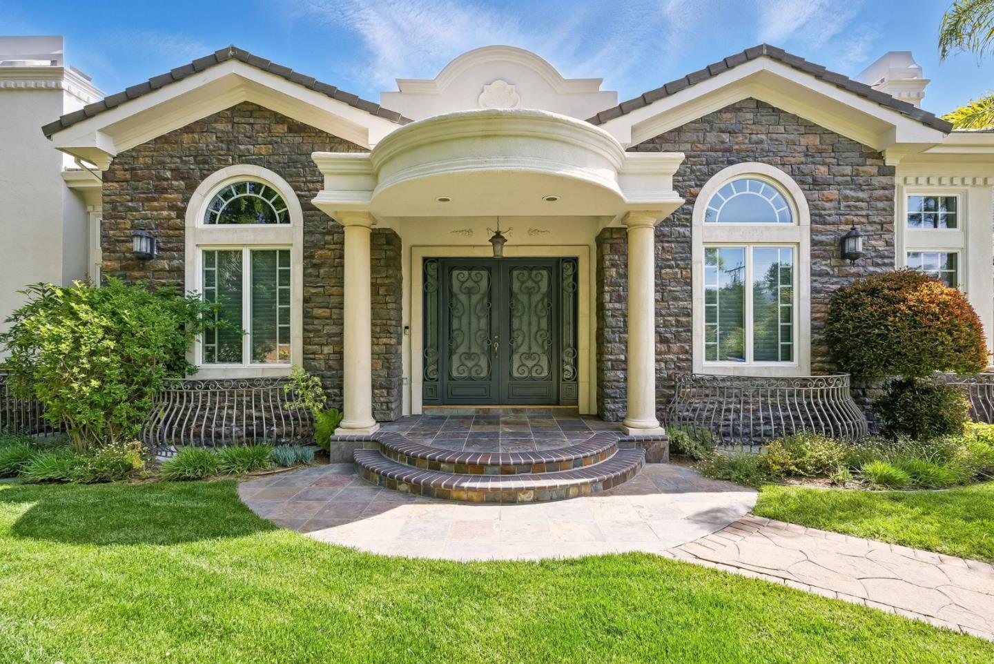 Detail Gallery Image 5 of 63 For 12690 Dianne Dr, Los Altos Hills,  CA 94022 - 6 Beds | 6/1 Baths