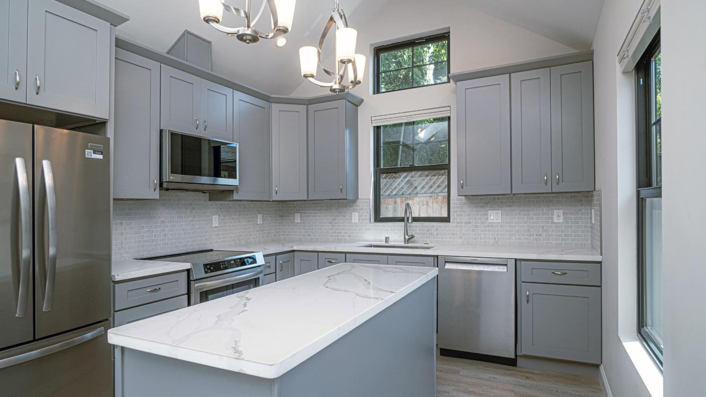 Detail Gallery Image 12 of 28 For 295 Murlagan Ave, Mountain View,  CA 94043 - 3 Beds | 2 Baths