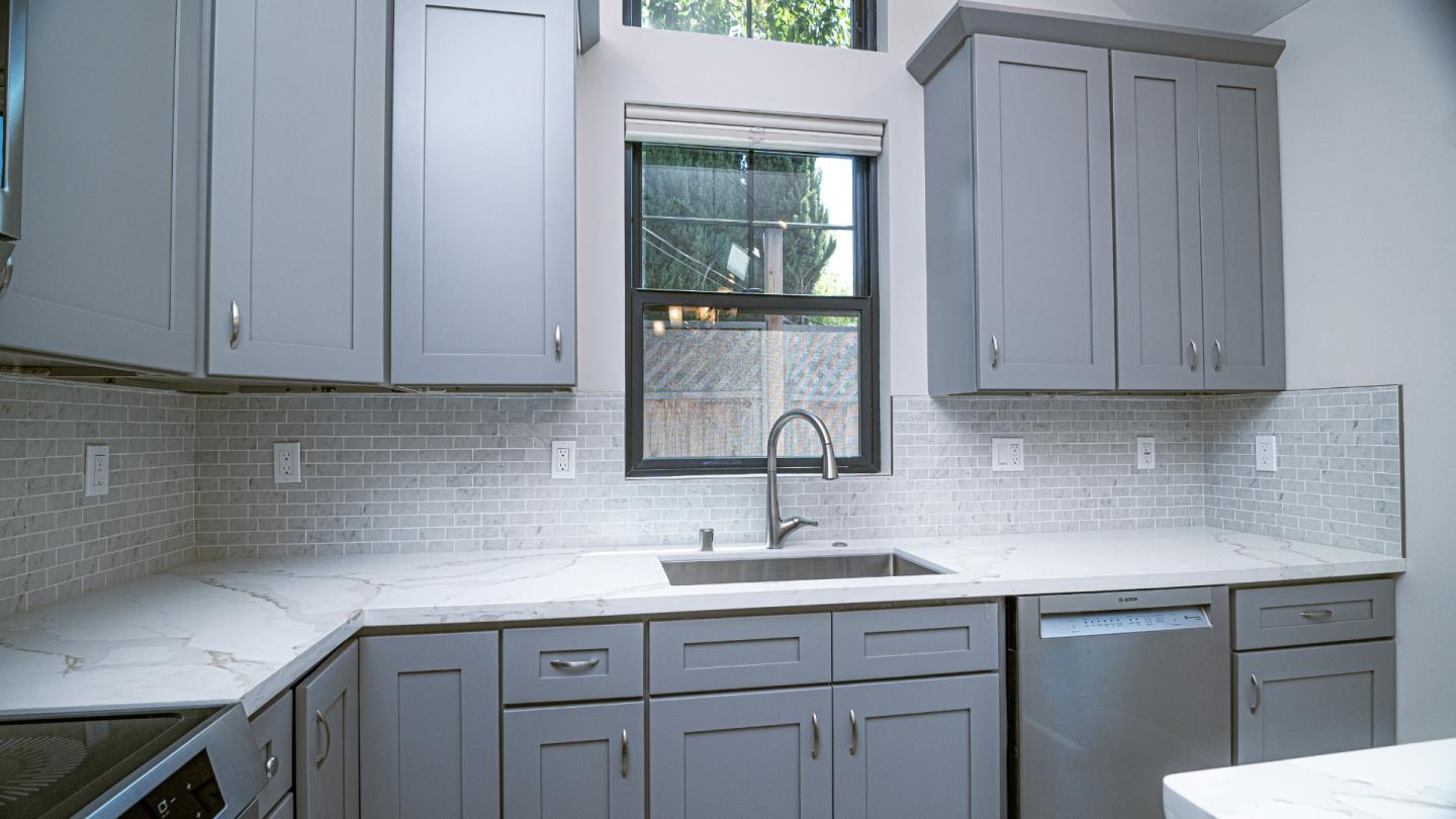 Detail Gallery Image 13 of 28 For 295 Murlagan Ave, Mountain View,  CA 94043 - 3 Beds | 2 Baths