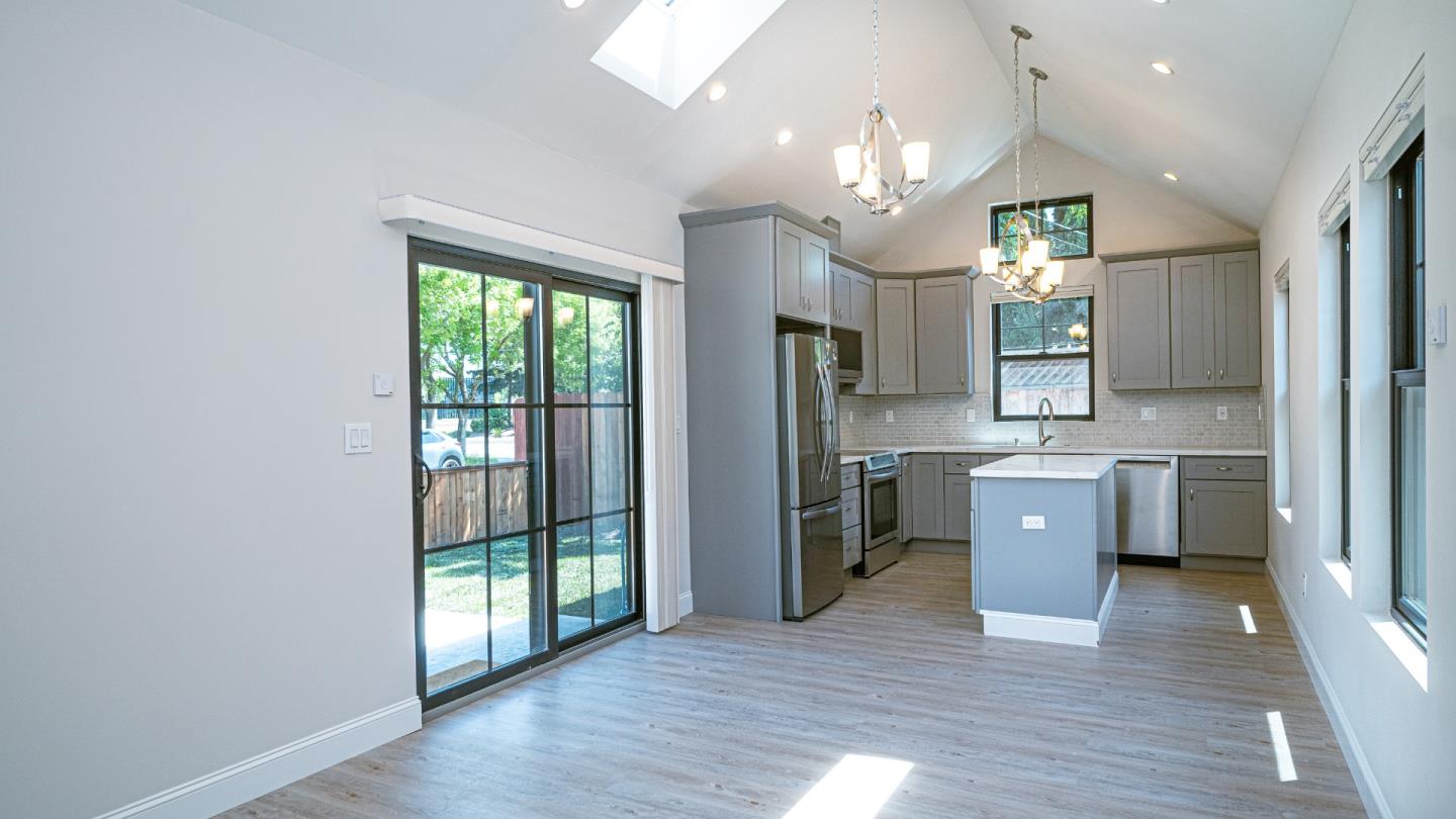 Detail Gallery Image 9 of 28 For 295 Murlagan Ave, Mountain View,  CA 94043 - 3 Beds | 2 Baths