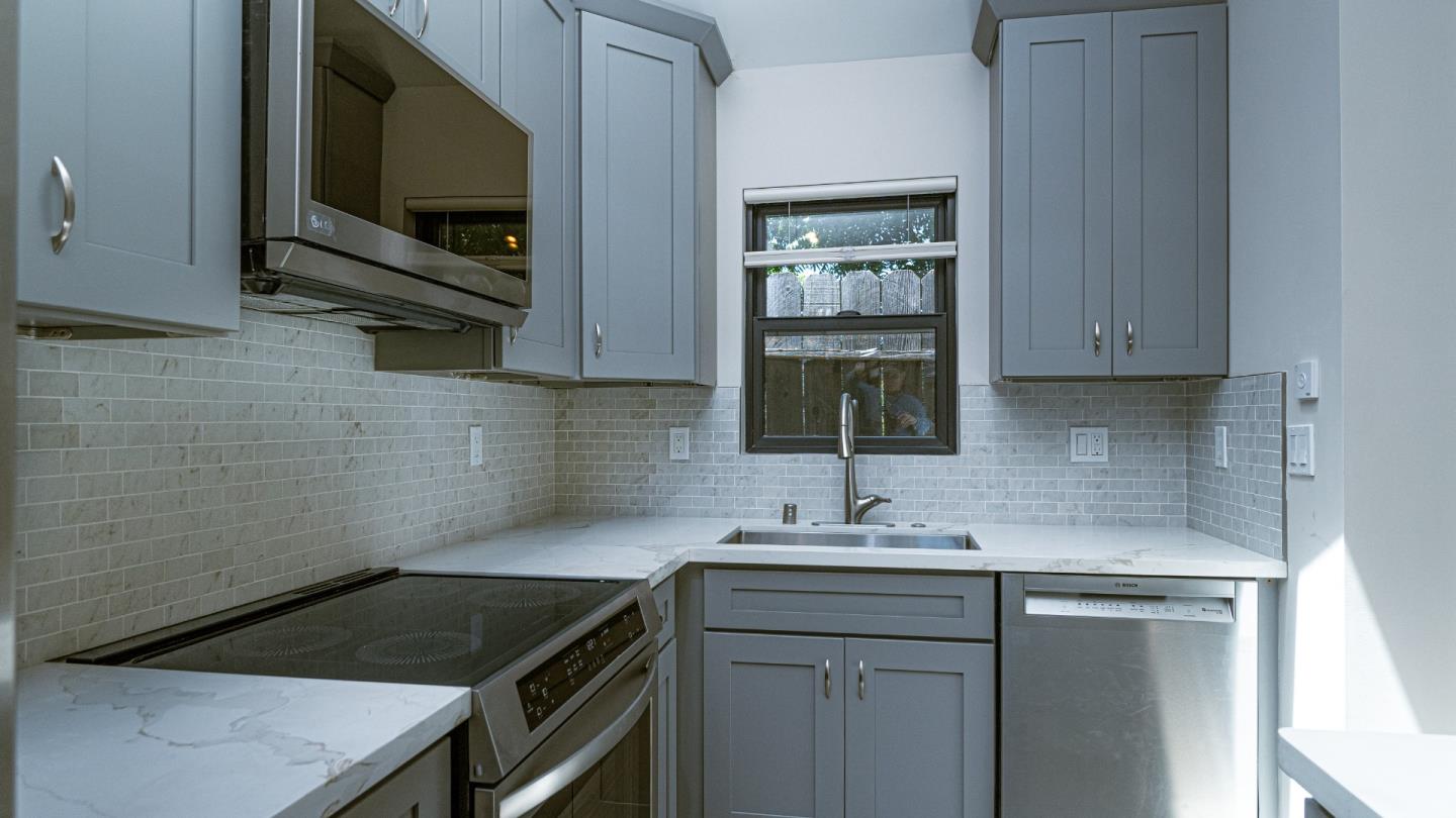 Detail Gallery Image 8 of 20 For 293 Murlagan Ave, Mountain View,  CA 94043 - 2 Beds | 2 Baths