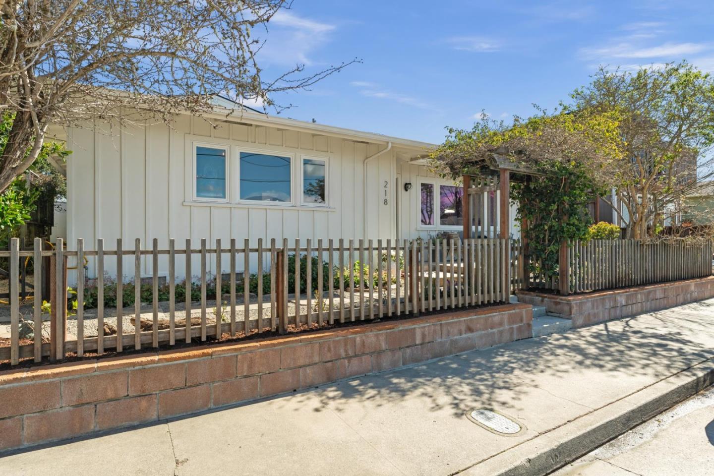 Detail Gallery Image 4 of 41 For 218 Buena Vista Ave, Santa Cruz,  CA 95062 - 3 Beds | 2 Baths