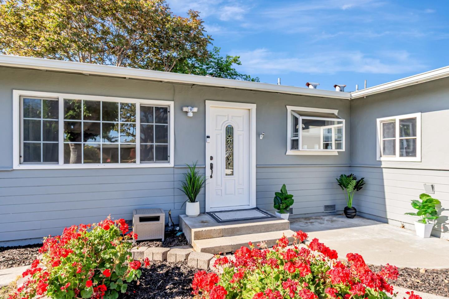 Detail Gallery Image 4 of 30 For 2592 Amethyst Dr, Santa Clara,  CA 95051 - 3 Beds | 2 Baths