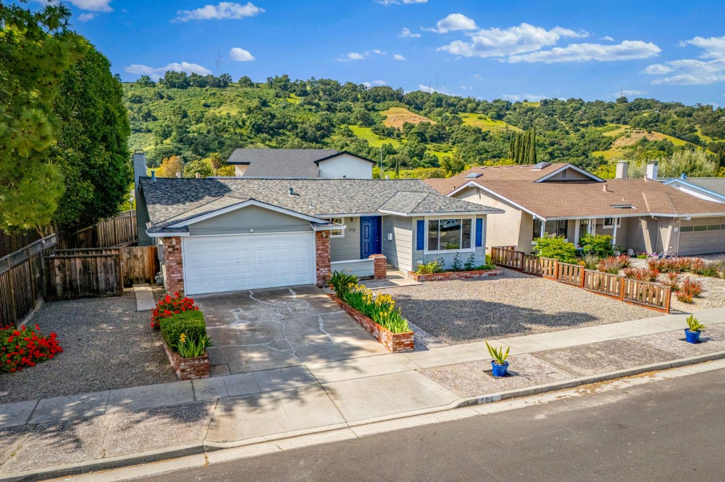Detail Gallery Image 2 of 43 For 702 Cree Dr, San Jose,  CA 95123 - 4 Beds | 2 Baths