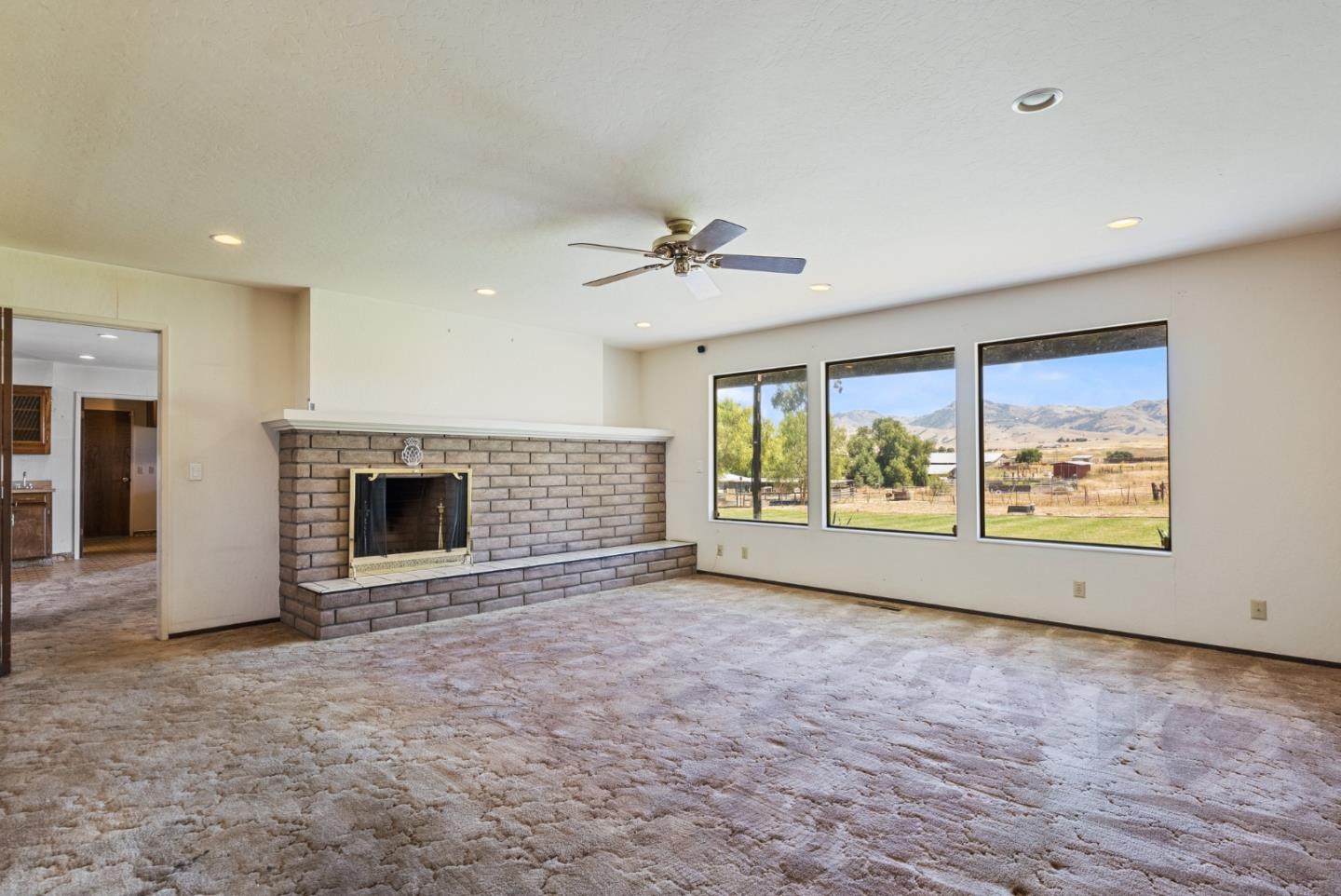 Detail Gallery Image 13 of 73 For 307 Mansfield Rd, Hollister,  CA 95023 - 3 Beds | 3 Baths