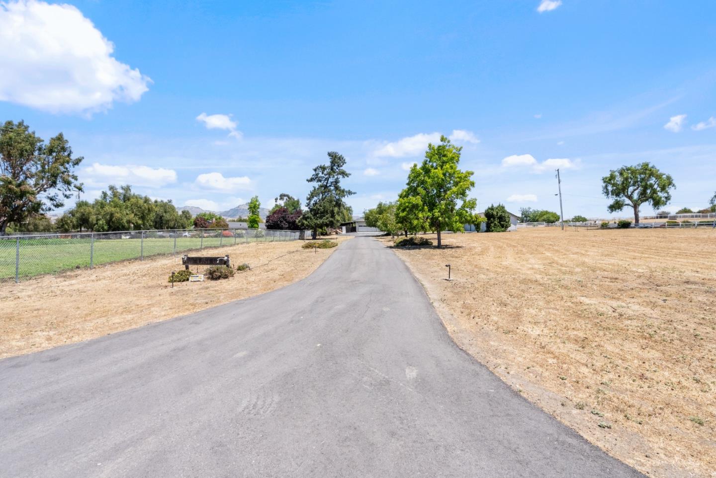 Detail Gallery Image 2 of 73 For 307 Mansfield Rd, Hollister,  CA 95023 - 3 Beds | 3 Baths