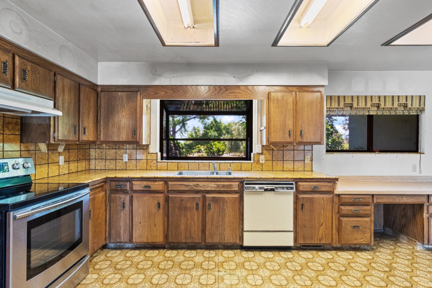 Detail Gallery Image 21 of 73 For 307 Mansfield Rd, Hollister,  CA 95023 - 3 Beds | 3 Baths