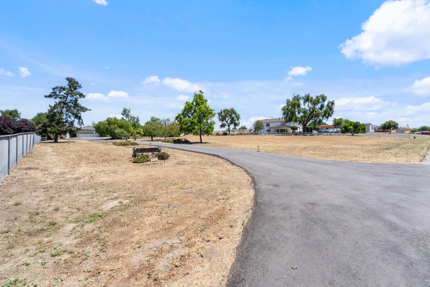 Detail Gallery Image 3 of 73 For 307 Mansfield Rd, Hollister,  CA 95023 - 3 Beds | 3 Baths
