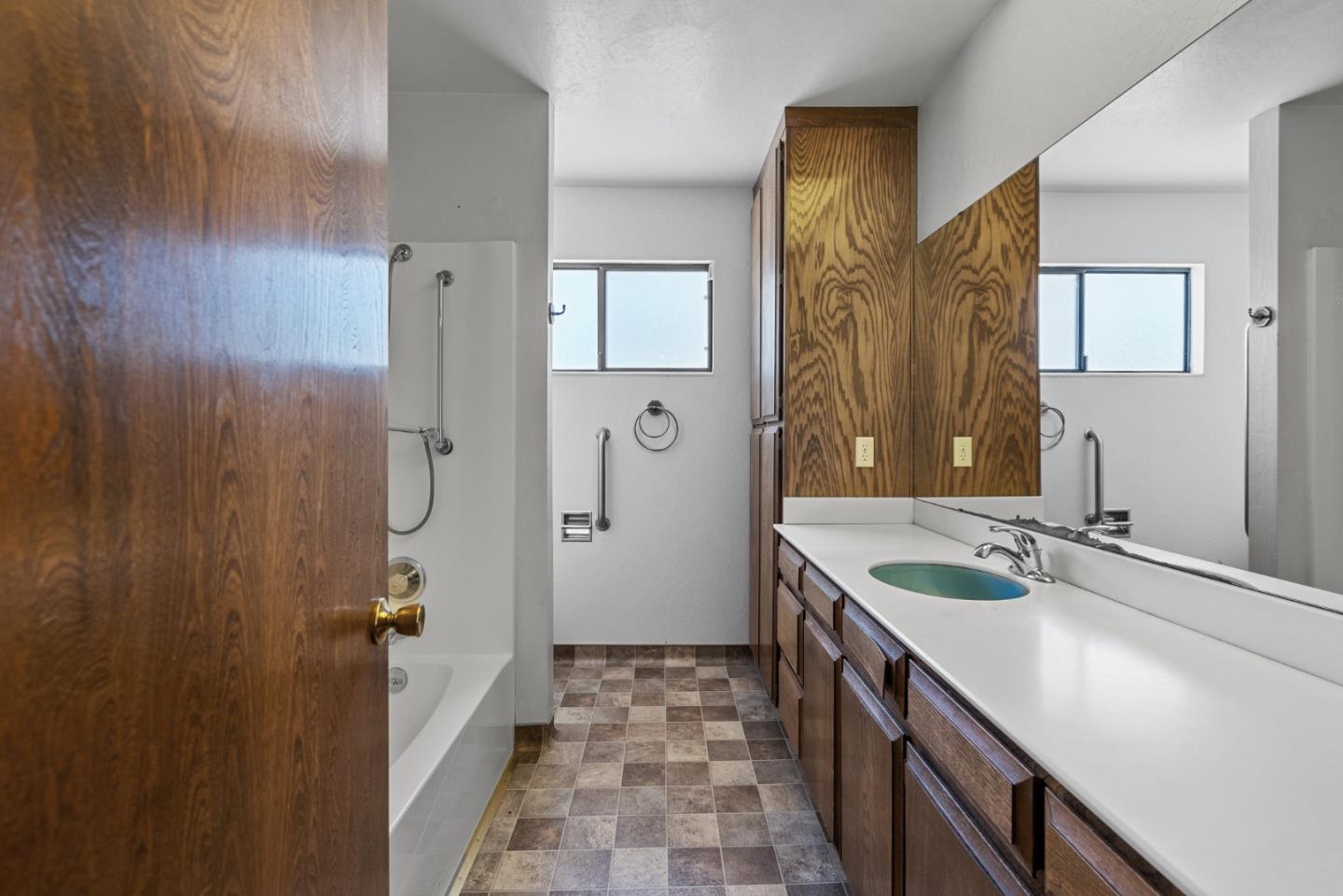 Detail Gallery Image 36 of 73 For 307 Mansfield Rd, Hollister,  CA 95023 - 3 Beds | 3 Baths