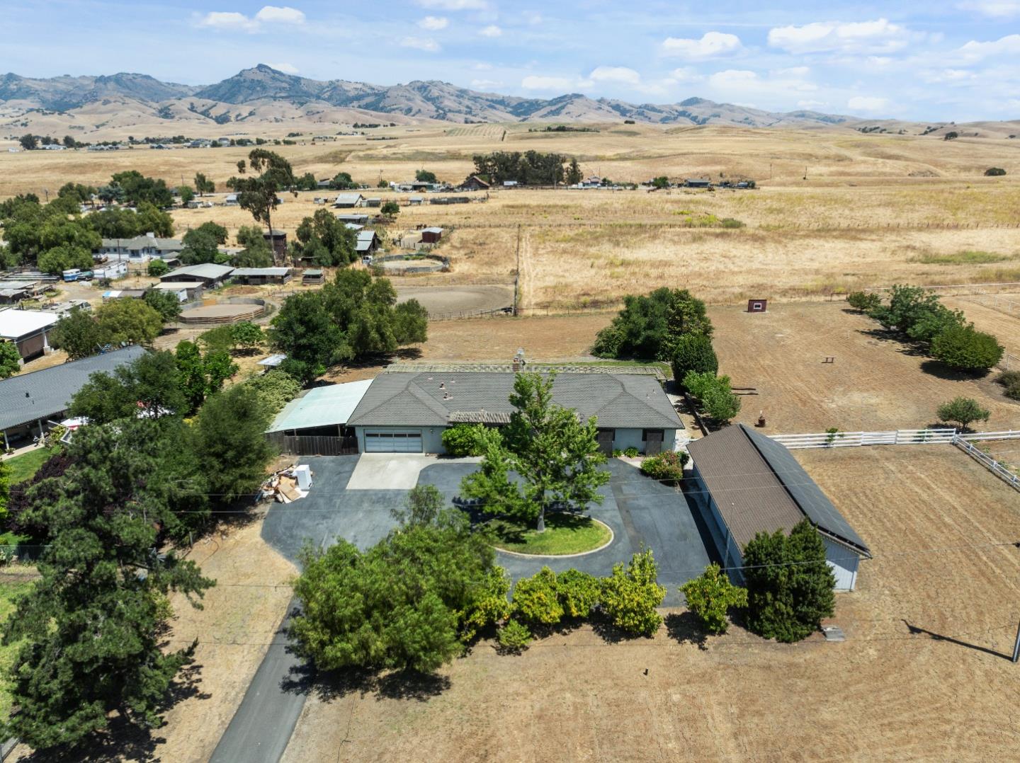 Detail Gallery Image 9 of 73 For 307 Mansfield Rd, Hollister,  CA 95023 - 3 Beds | 3 Baths