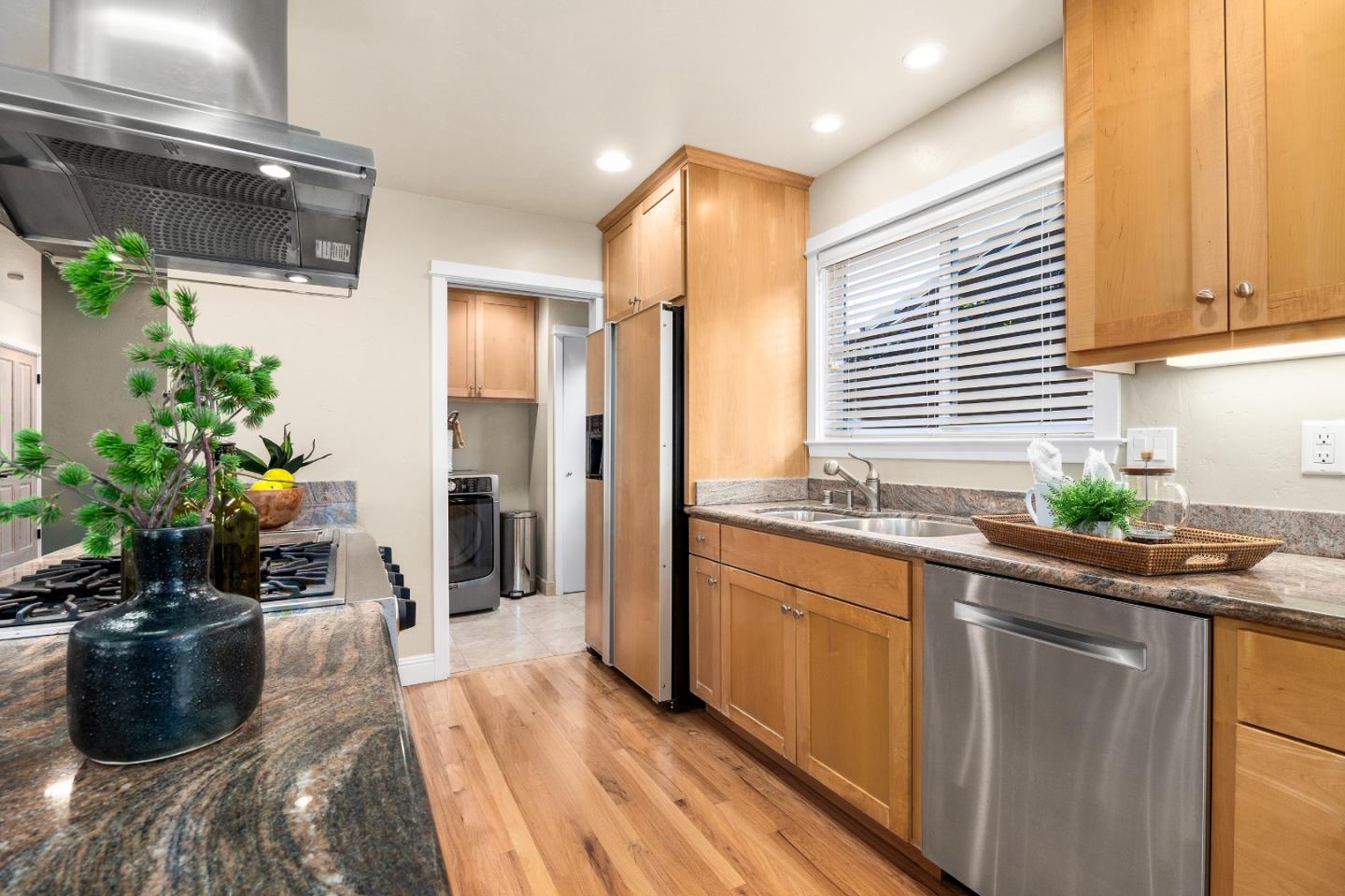 Detail Gallery Image 12 of 48 For 130 Getchell St, Santa Cruz,  CA 95060 - 3 Beds | 3 Baths