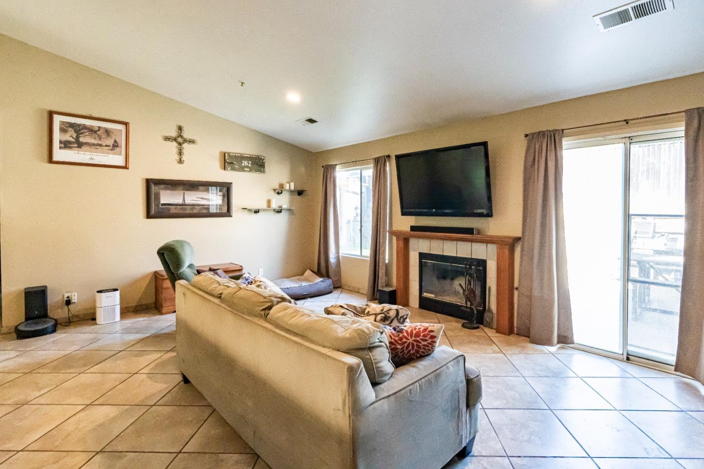 Detail Gallery Image 11 of 36 For 565 Juri Cir, Gonzales,  CA 93926 - 4 Beds | 2 Baths