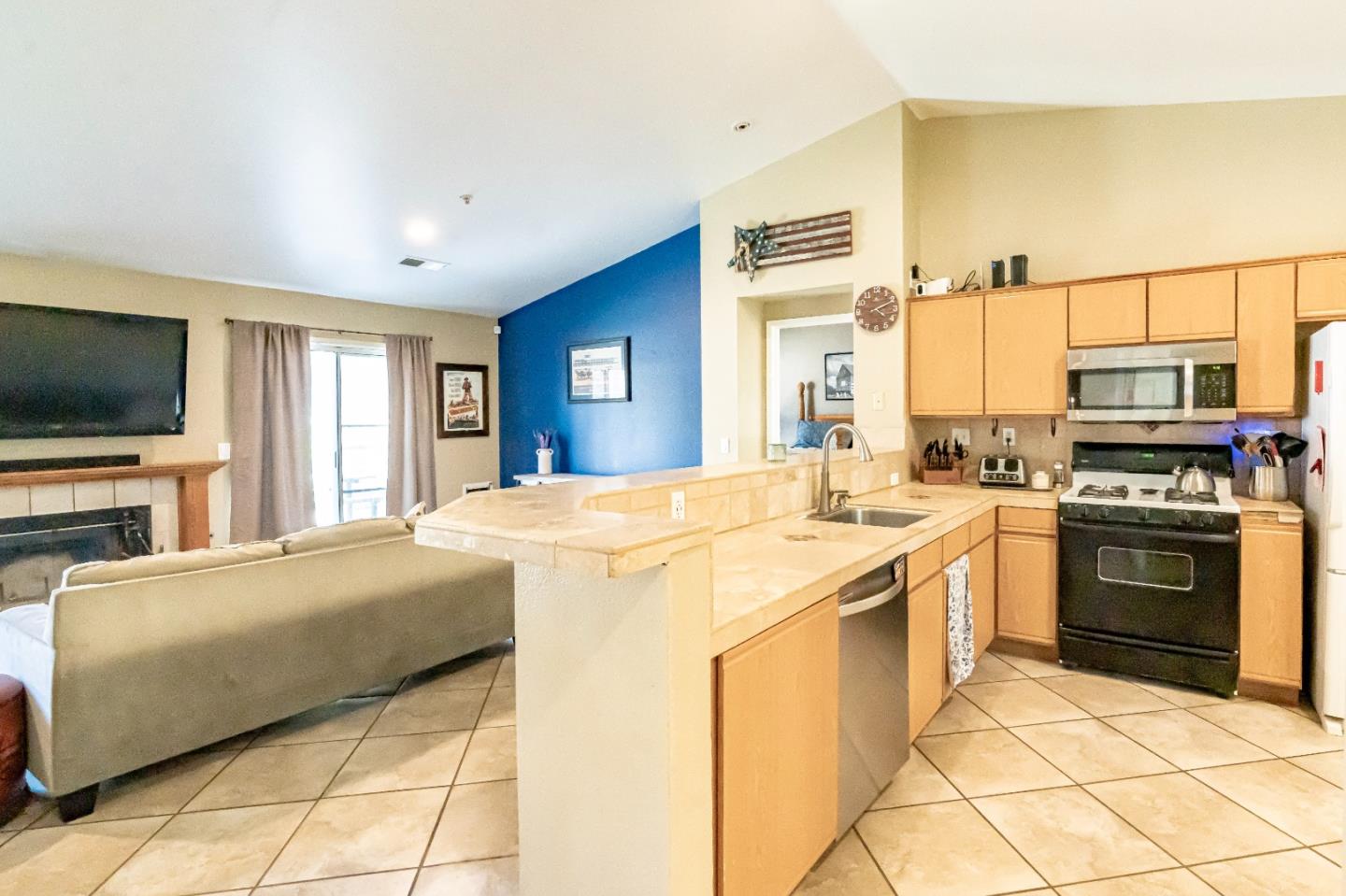 Detail Gallery Image 5 of 36 For 565 Juri Cir, Gonzales,  CA 93926 - 4 Beds | 2 Baths