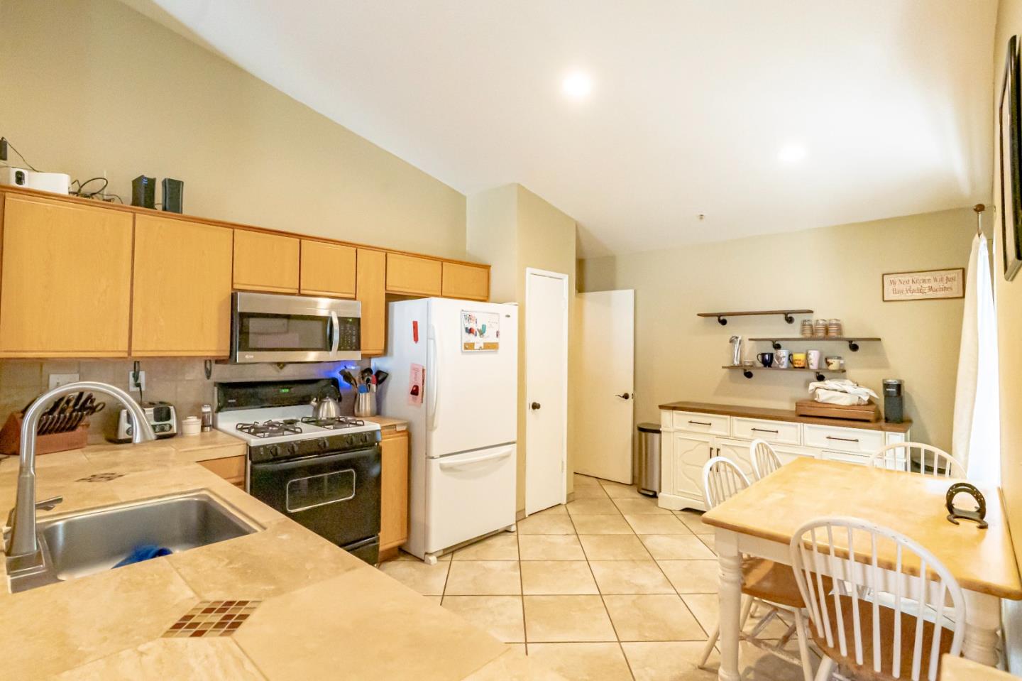 Detail Gallery Image 7 of 36 For 565 Juri Cir, Gonzales,  CA 93926 - 4 Beds | 2 Baths