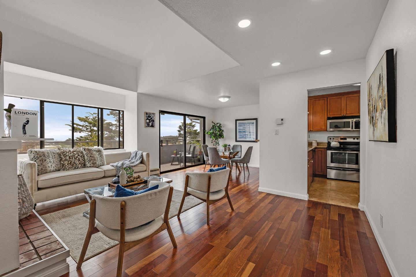 Detail Gallery Image 3 of 25 For 318 Innisfree Dr, Daly City,  CA 94015 - 2 Beds | 2 Baths