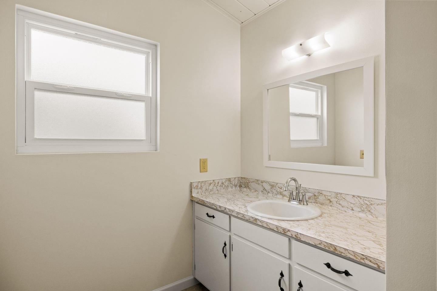 Detail Gallery Image 15 of 39 For 723 Eardley Ave, Pacific Grove,  CA 93950 - 3 Beds | 2 Baths