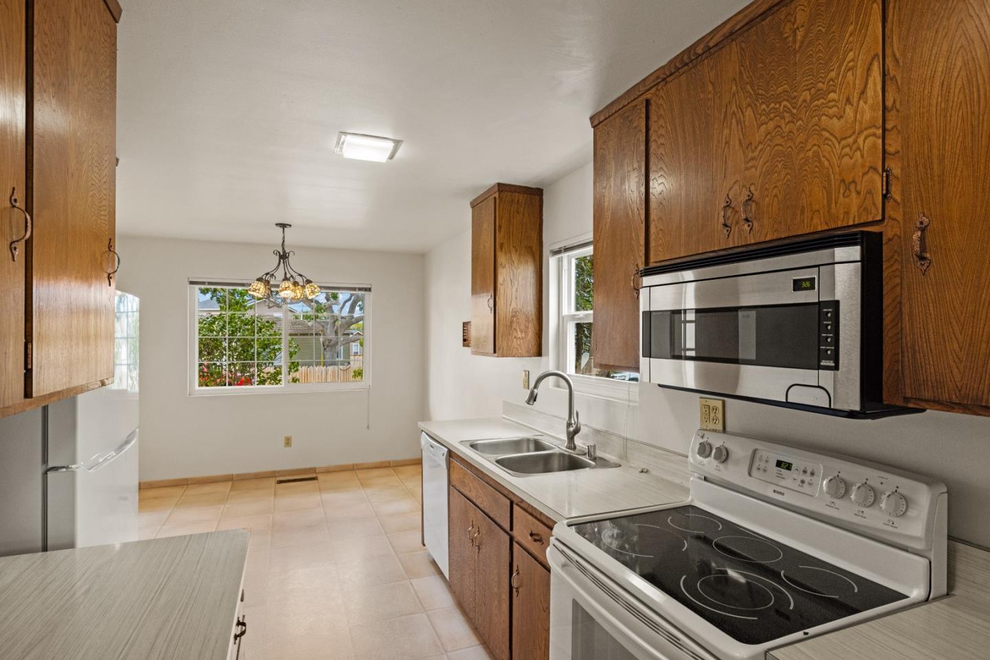Detail Gallery Image 5 of 39 For 723 Eardley Ave, Pacific Grove,  CA 93950 - 3 Beds | 2 Baths