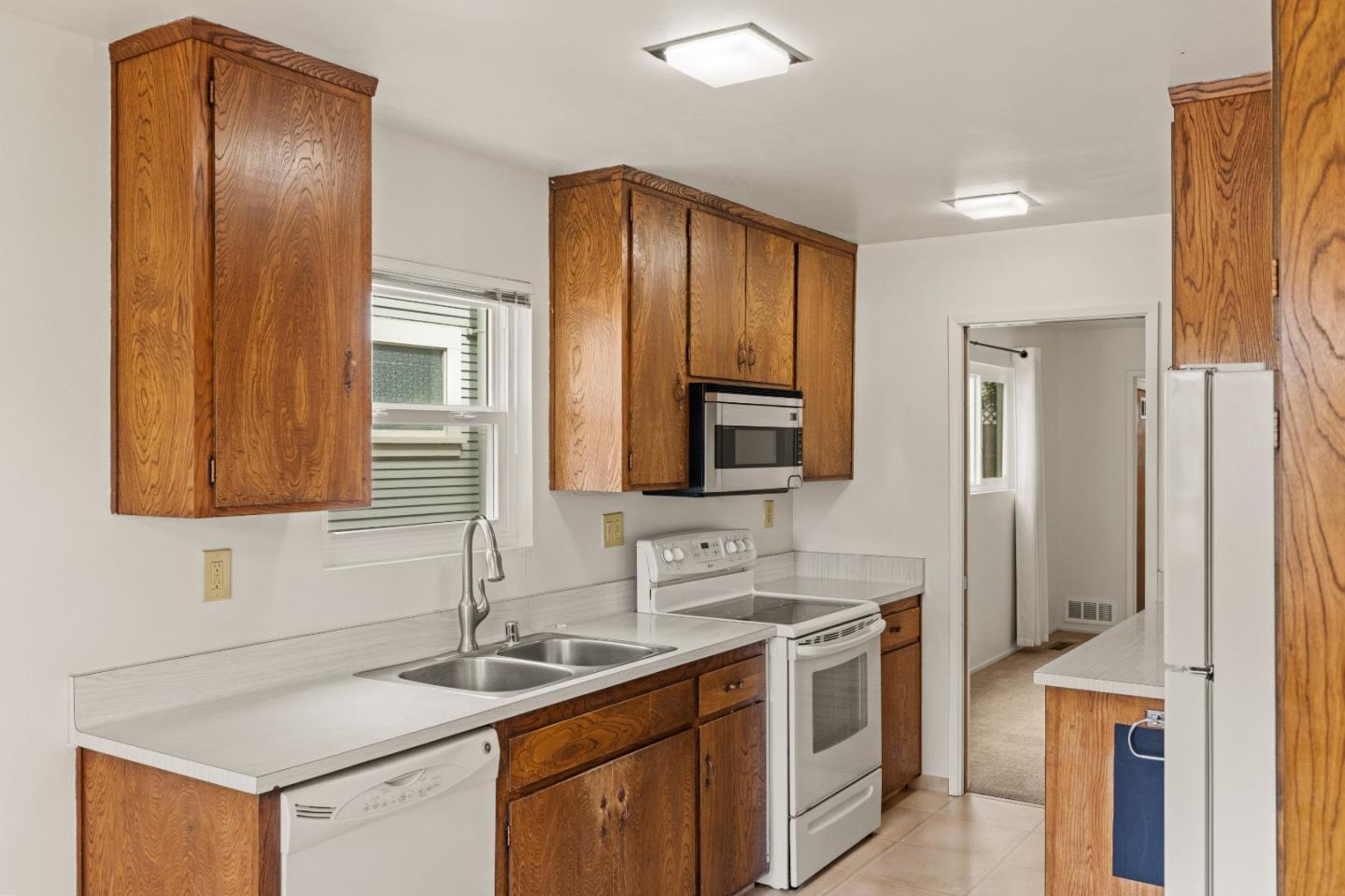 Detail Gallery Image 7 of 39 For 723 Eardley Ave, Pacific Grove,  CA 93950 - 3 Beds | 2 Baths