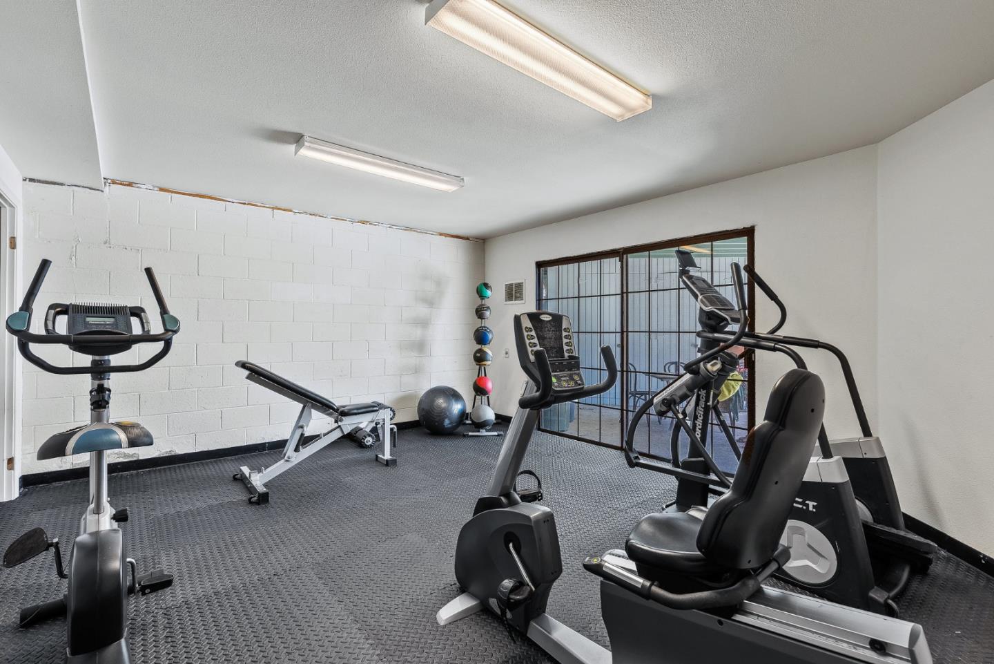 Detail Gallery Image 30 of 54 For 1881 Chantilly Ln, Hayward,  CA 94541 - 3 Beds | 2/1 Baths