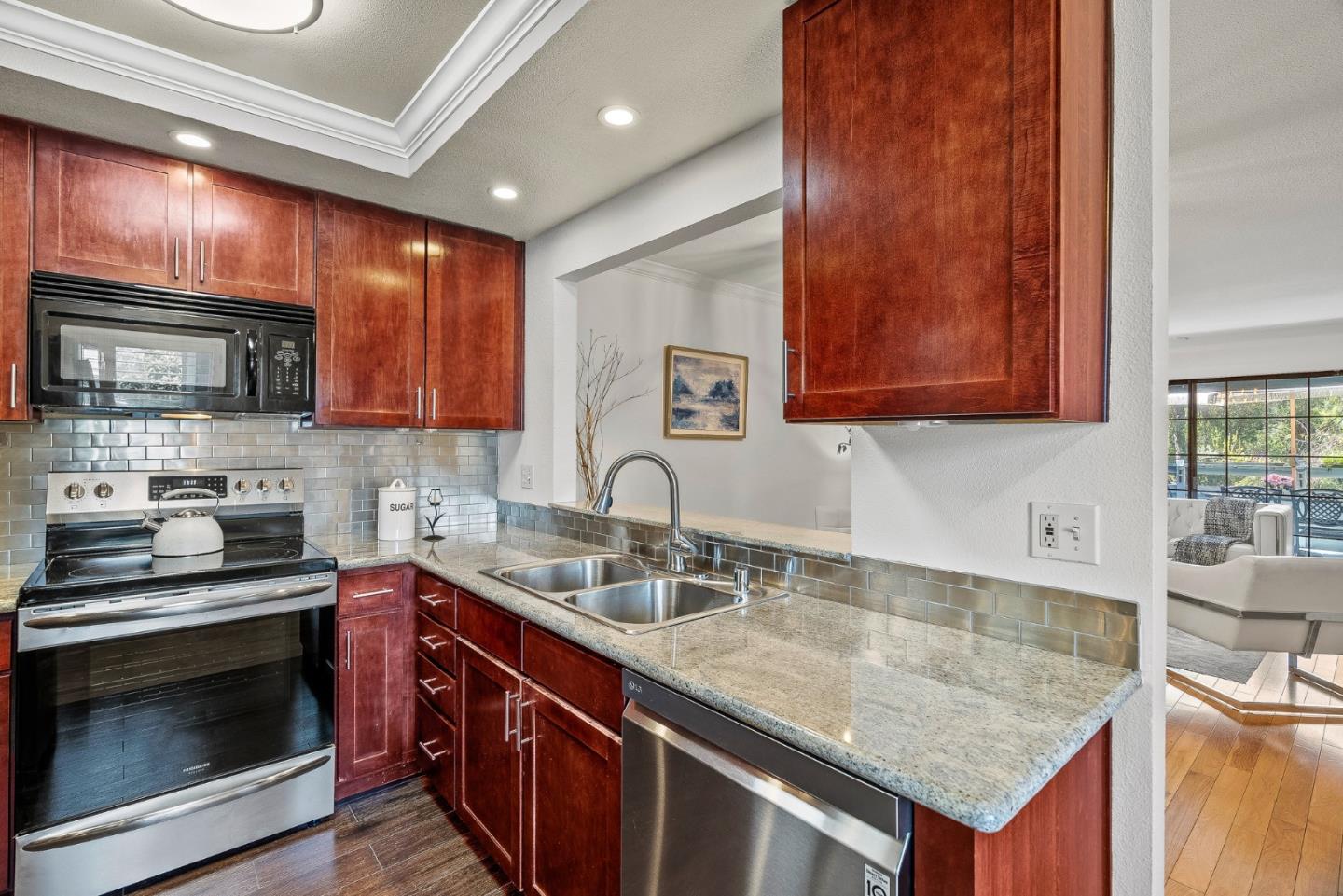 Detail Gallery Image 4 of 54 For 1881 Chantilly Ln, Hayward,  CA 94541 - 3 Beds | 2/1 Baths