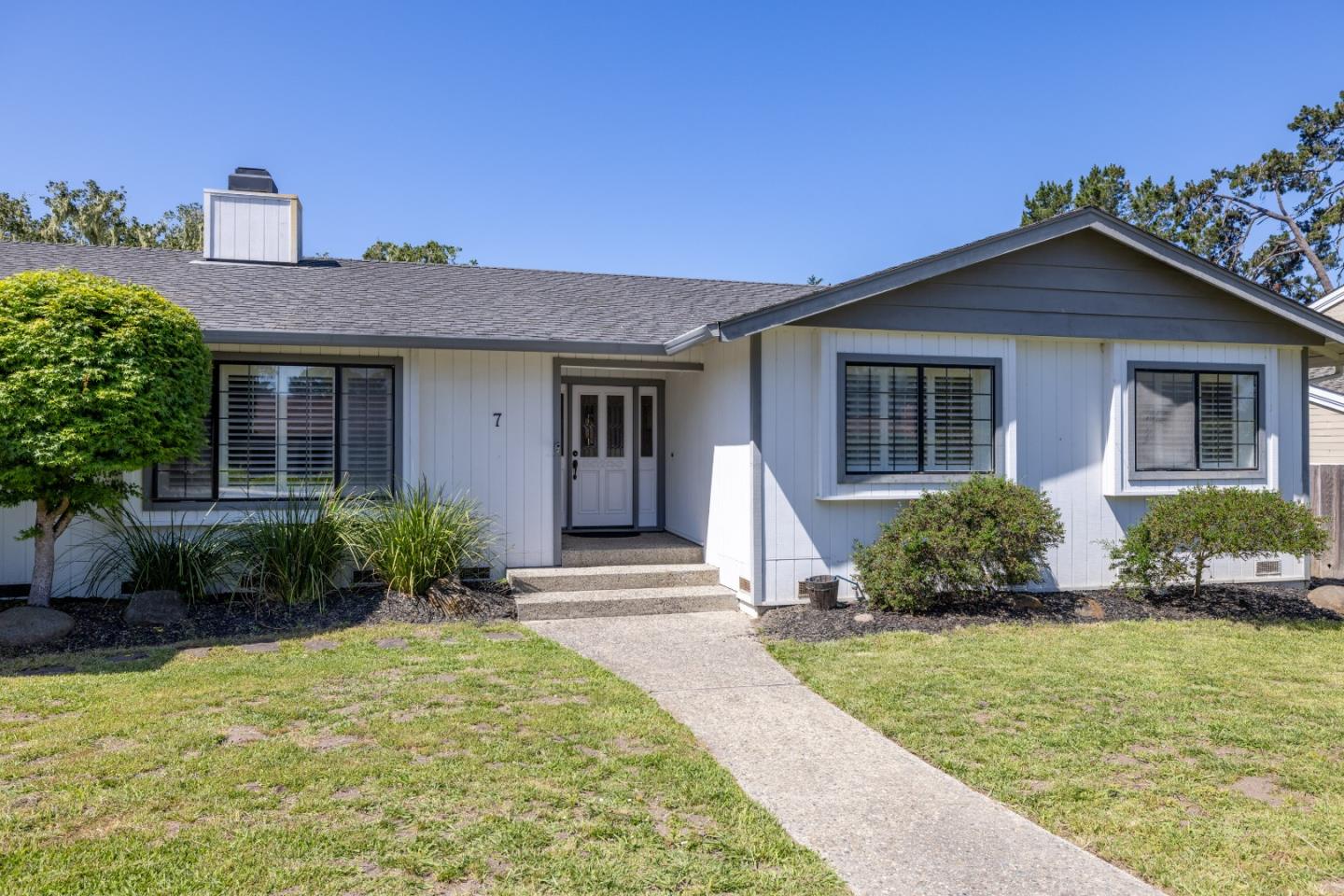 Detail Gallery Image 2 of 32 For 7 Antelope Ln, Monterey,  CA 93940 - 4 Beds | 2/1 Baths