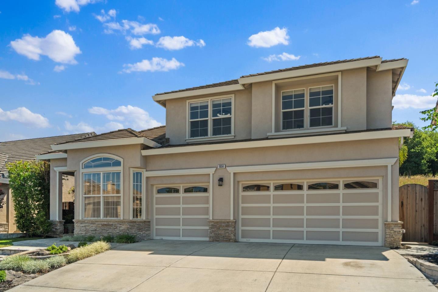 Detail Gallery Image 2 of 52 For 1656 Valley Oaks Dr, Gilroy,  CA 95020 - 5 Beds | 3 Baths