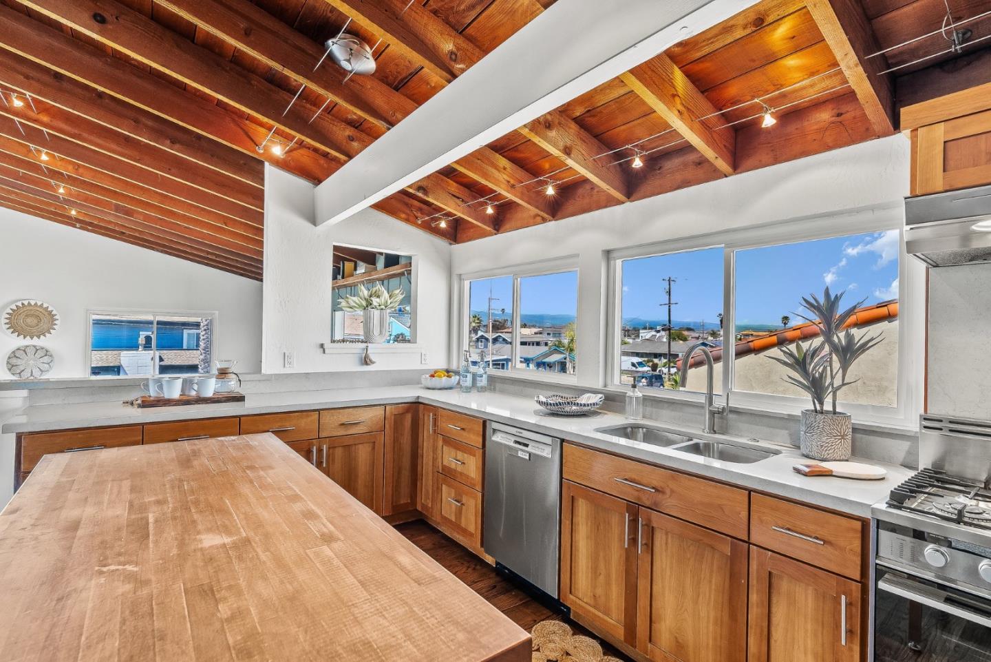 Detail Gallery Image 17 of 59 For 22956 E Cliff Dr, Santa Cruz,  CA 95062 - 4 Beds | 4 Baths