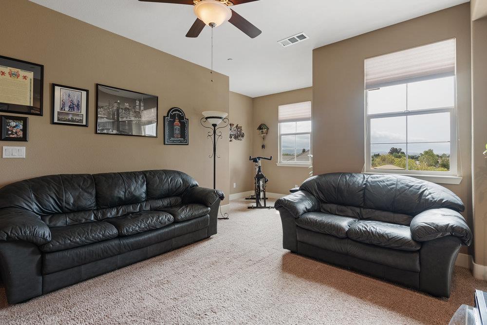 Detail Gallery Image 21 of 77 For 1515 Sunflower Dr, Hollister,  CA 95023 - 4 Beds | 3 Baths