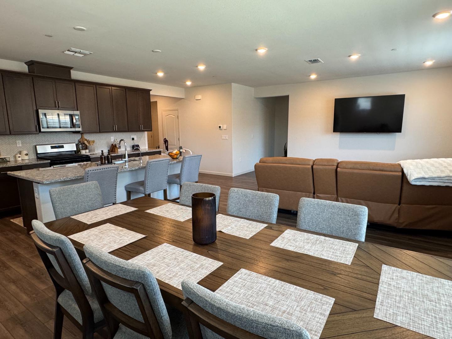 Detail Gallery Image 3 of 21 For 332 Manchester Dr, Los Banos,  CA 93635 - 4 Beds | 2/1 Baths