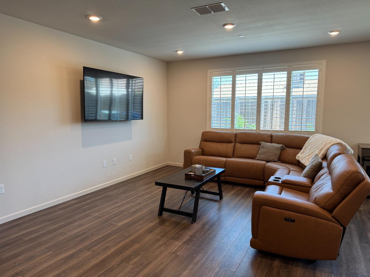 Detail Gallery Image 4 of 21 For 332 Manchester Dr, Los Banos,  CA 93635 - 4 Beds | 2/1 Baths