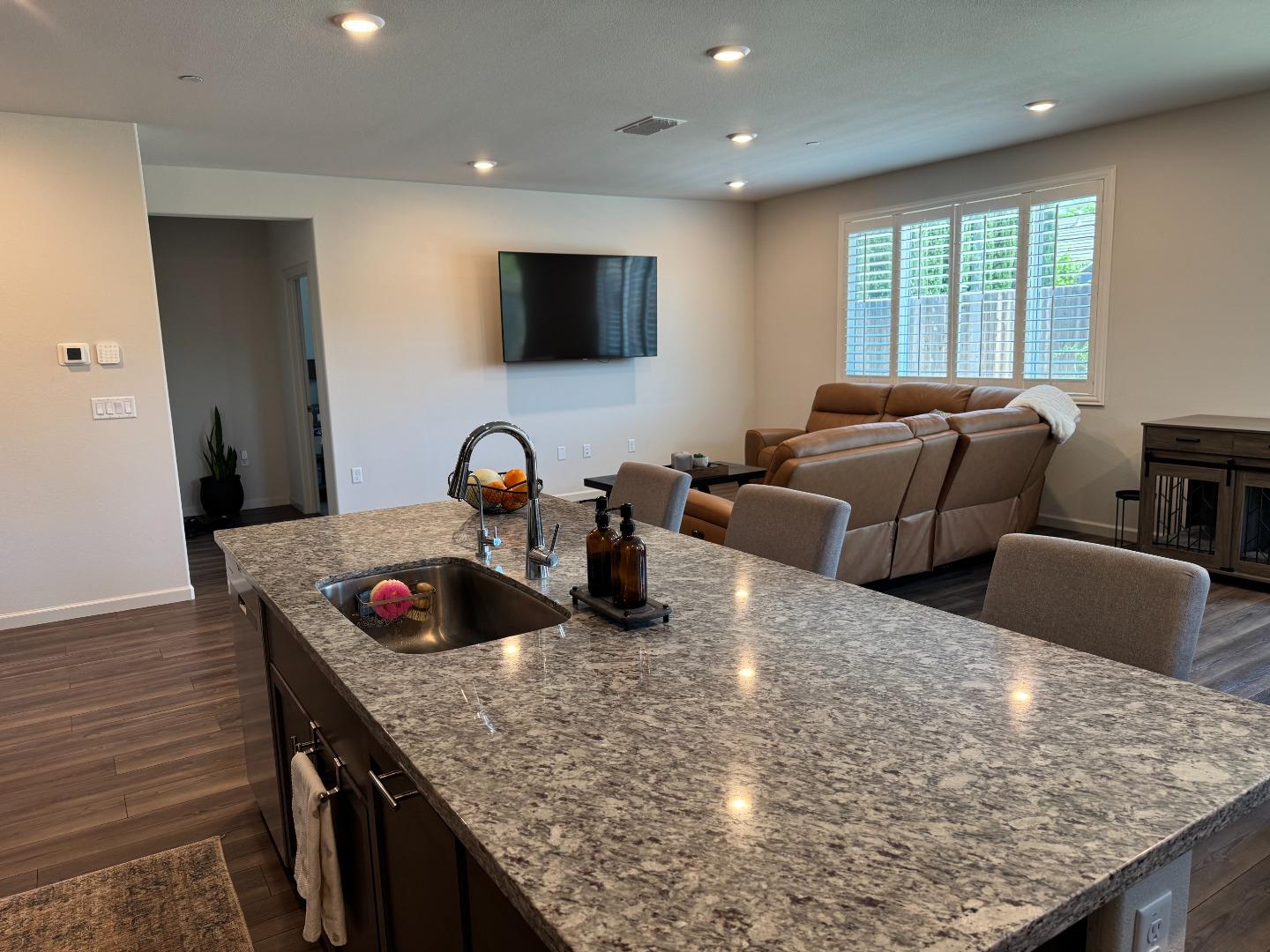 Detail Gallery Image 5 of 21 For 332 Manchester Dr, Los Banos,  CA 93635 - 4 Beds | 2/1 Baths
