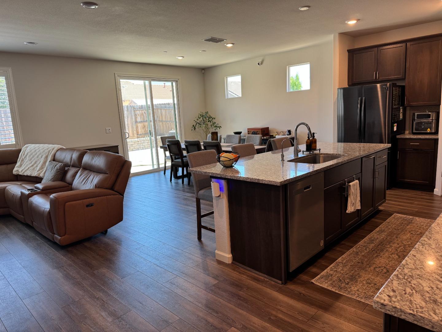 Detail Gallery Image 6 of 21 For 332 Manchester Dr, Los Banos,  CA 93635 - 4 Beds | 2/1 Baths