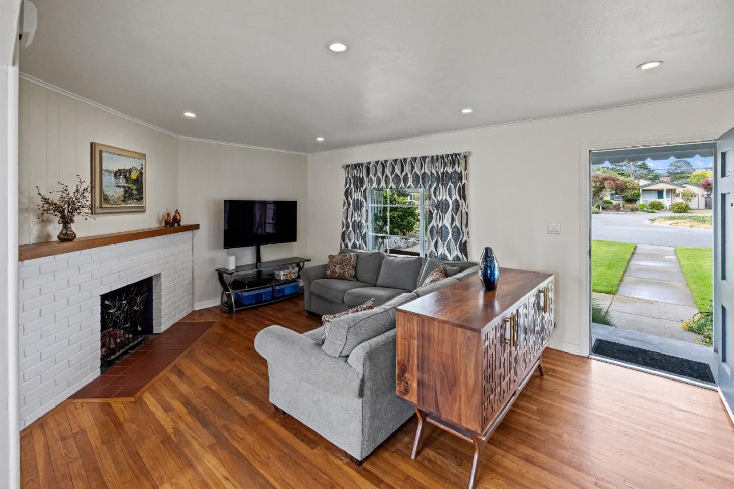 Detail Gallery Image 14 of 47 For 1022 Del Monte Blvd, Pacific Grove,  CA 93950 - 3 Beds | 2 Baths