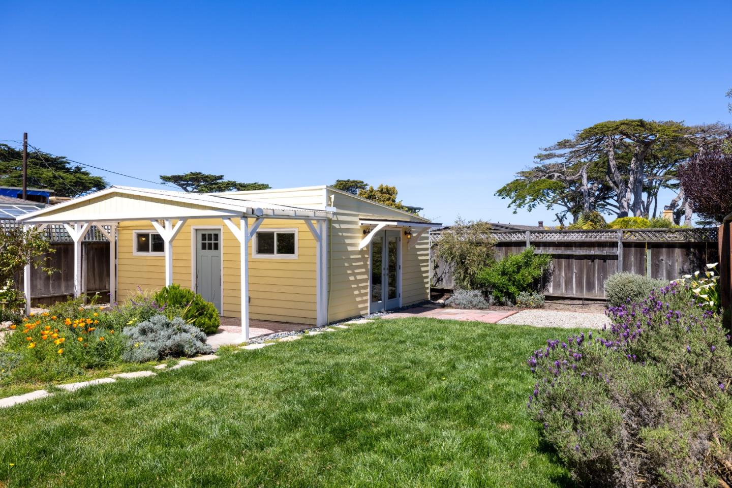 Detail Gallery Image 21 of 47 For 1022 Del Monte Blvd, Pacific Grove,  CA 93950 - 3 Beds | 2 Baths