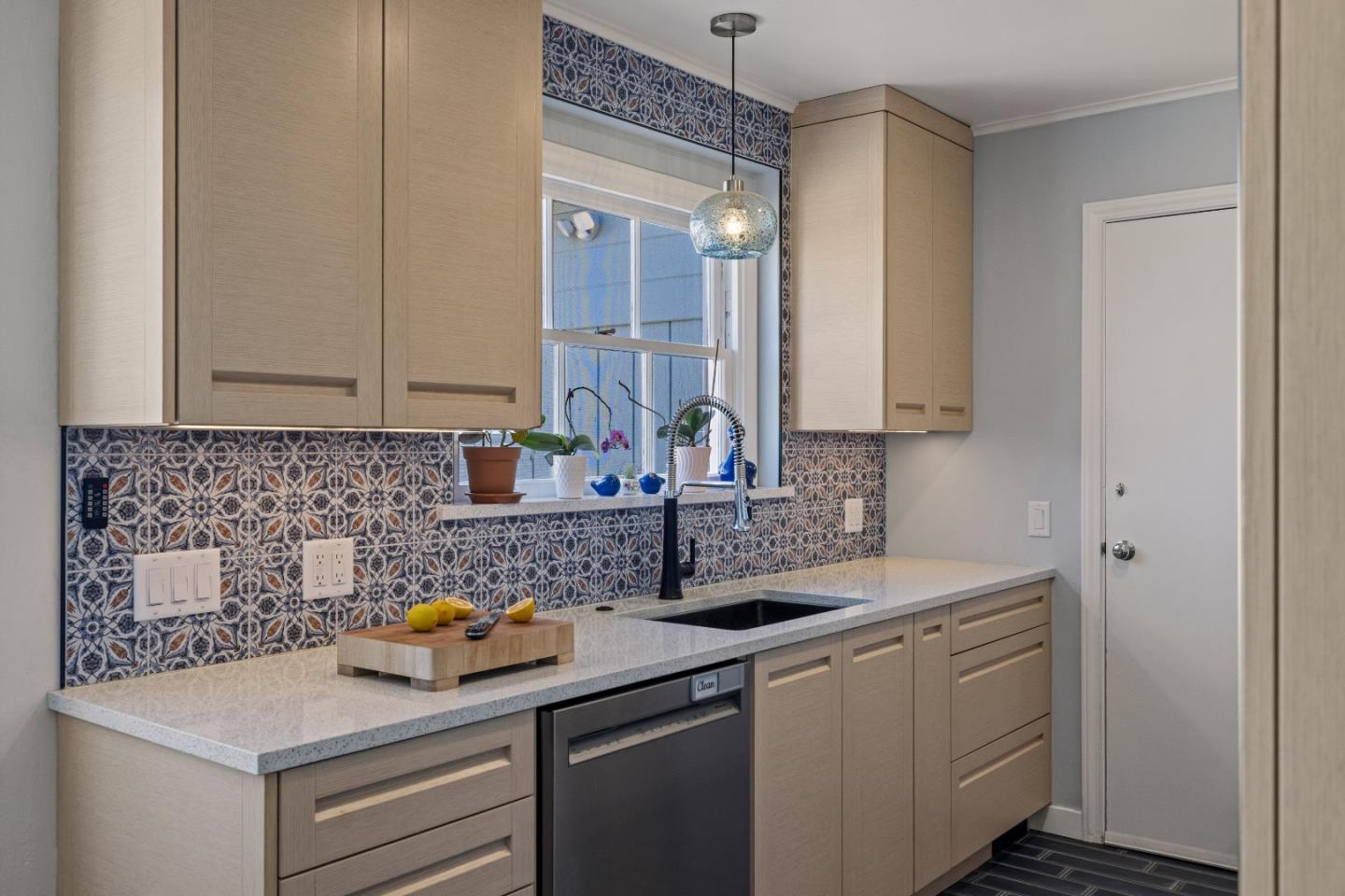 Detail Gallery Image 4 of 47 For 1022 Del Monte Blvd, Pacific Grove,  CA 93950 - 3 Beds | 2 Baths
