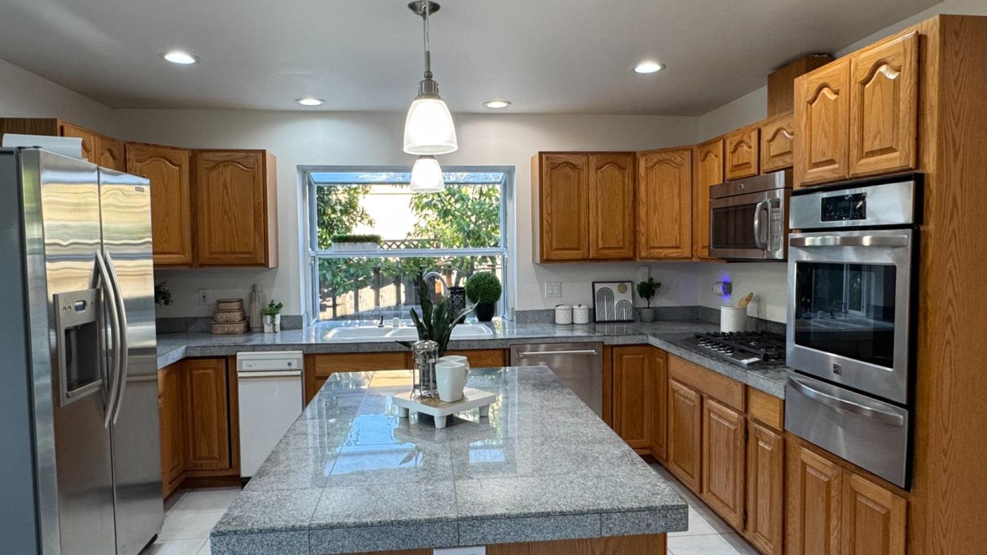 Detail Gallery Image 7 of 33 For 10142 N Portal Ave, Cupertino,  CA 95014 - 4 Beds | 3/1 Baths
